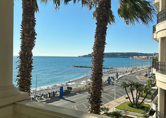 Sea View By The 芒通