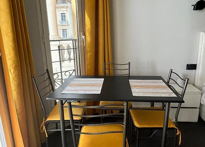 Sea View By The 公寓